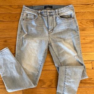 Cute gently worn Aeropostale womens jeans. Size 8 regular.